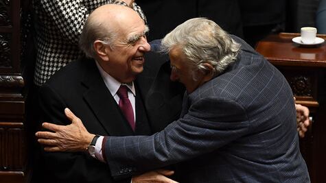 El abrazo de Mujica y Sanguinetti, dos expresidentes rivales en Uruguay