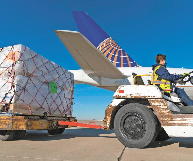 Vacunas contra el coronavirus de Pfizer son descargadas en el Aeropuerto Internacional O’Hare , en Chicago. Foto: WAYNE SLEZAK. AFP