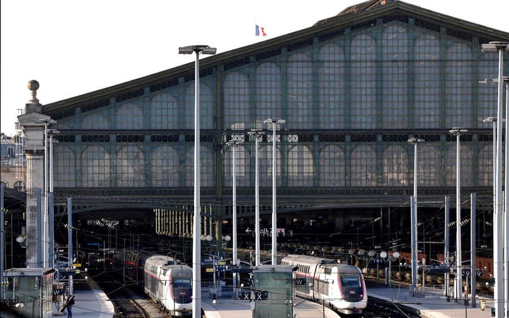 El tráfico ferroviario quedó totalmente interrumpido, el viernes 7 de marzo de 2025, en la estación del Norte de París, la más transitada de Francia, tras el hallazgo de una bomba de la Segunda Guerra Mundial. Foto: AFP