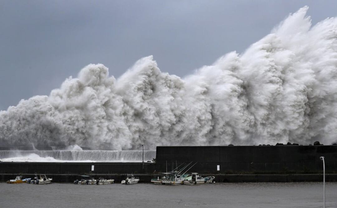 High waves triggered by Typhoon Jebi are seen at a fishing port in Aki, Kochi Prefecture, western Japan - Photo: Kyodo via REUTERS