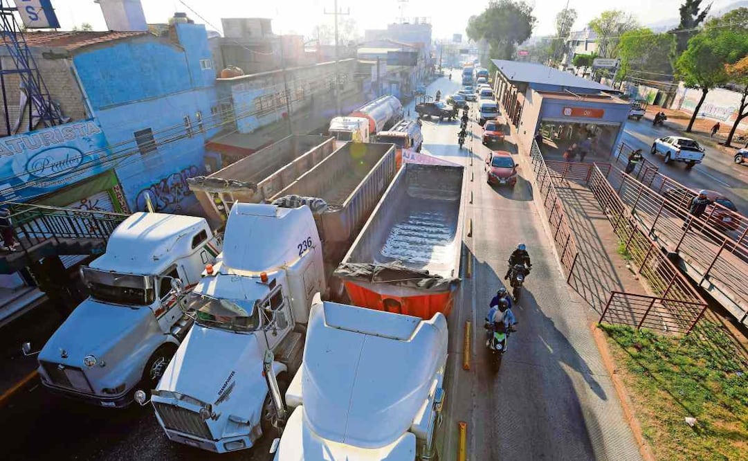 Los cárteles están corporativizando los robos de camiones de carga, dijo especialista. Foto: Especial