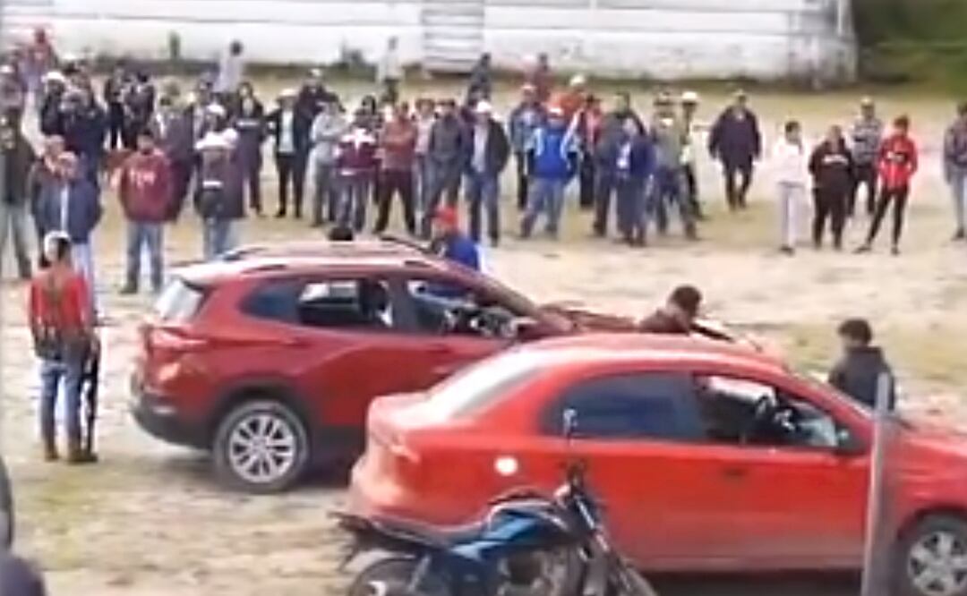 Pobladores en reunión junto con el grupo criminal quienes llegaron a las canchas de futbol con armas largas, vehículos rojos y camionetas. Foto: Especial