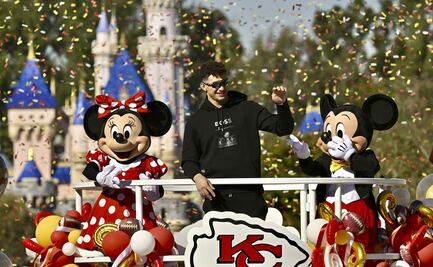 Patrick Mahomes celebra en Disneylandia con Mickey Mouse su título del Super Bowl LVIII