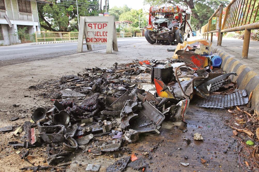 Tragedia. Lugar del accidente entre un autobús y un transporte de pasajeros en La Unión, Filipinas, donde al menos 20 personas murieron y otras 28 resultaron heridas ayer, que fue día de Navidad.