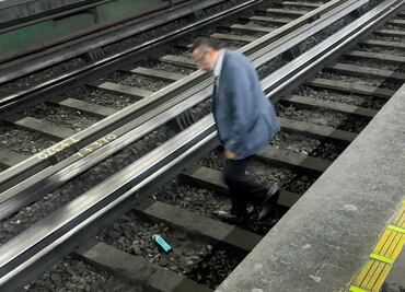 Metro exhorta a usuarios a evitar caída de objetos a las vías; este martes retiraron 3 artículos en 2 líneas