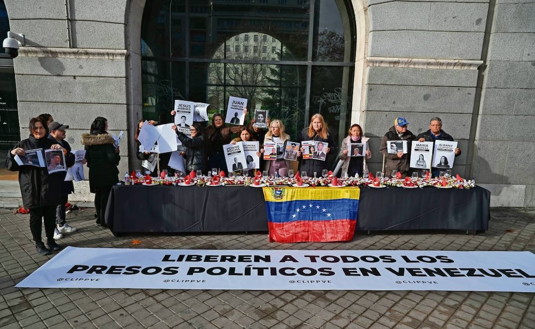 El Comando con Vzla España organizó ayer en Madrid la Mesa de los que esperan, una acción para exigir estas fechas “libertad para todos los presos políticos” venezolanos. Foto: Fernando Villar / EFE