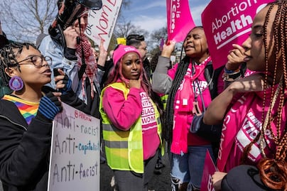 Corte Suprema de EU anula decisión que restringe acceso a píldora abortiva