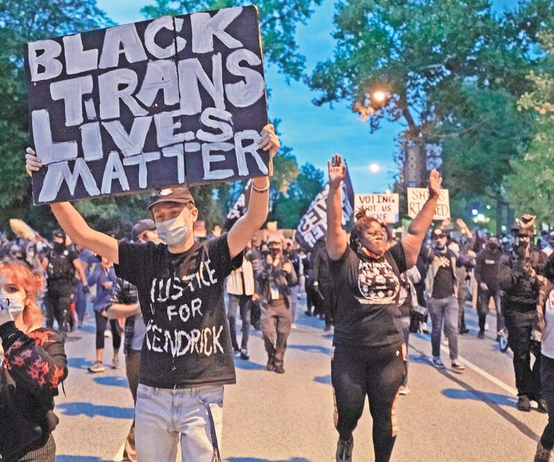 Manifestantes del movimiento Black Lives Matter protestaron horas antes de que se realizara el debate, en Cleveland. TONY DEJAK. AP