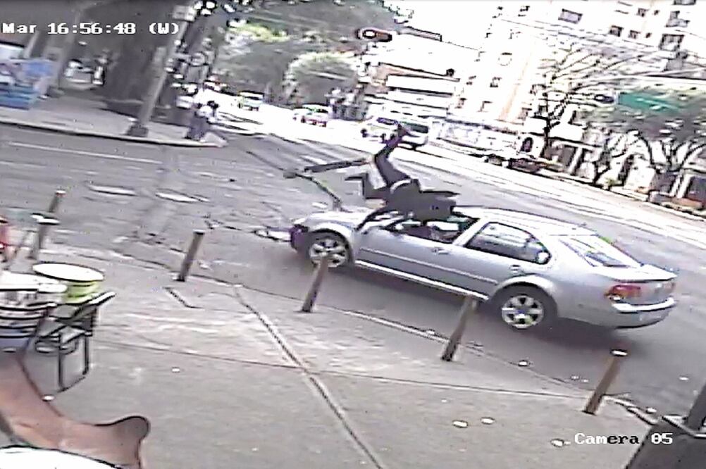 Incidente. En las imágenes se observa como el vehículo embiste al joven que circula en un monopatín. Foto: TOMADA DE VIDEO