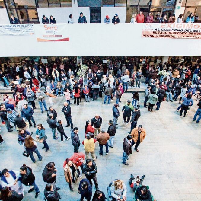En Baja California, trabajadores cerraron las oficinas gubernamentales en señal de desaprobación por el incumplimiento de sus pagos. (JOEBETH TERRÍQUEZ. EL UNIVERSAL)