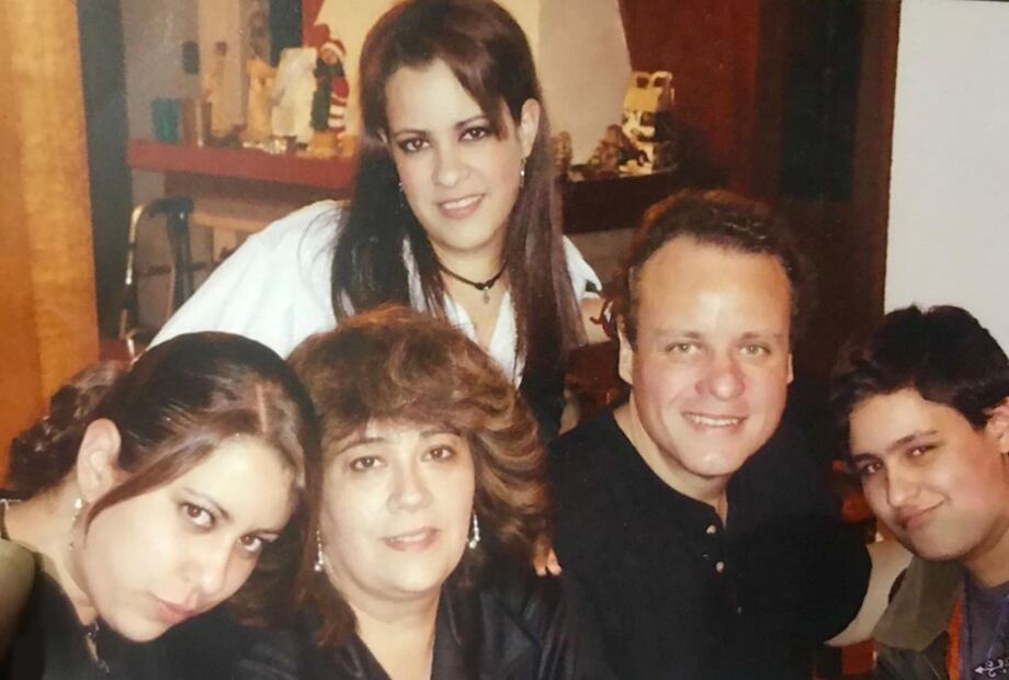 Tere Herrero, Rubén Cerda y sus tres hijos; Karla, Karina y Luis Rubén. 
Foto: Instagram