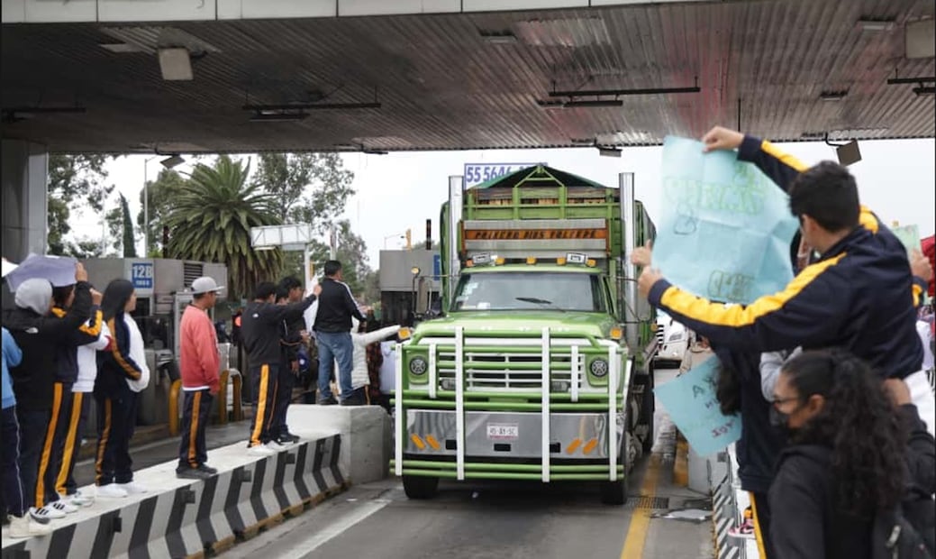Los manifestantes dieron paso libre a los automovilistas en la caseta de la autopista México-Puebla. Foto: Carlos Mejía/EL UNIVERSAL