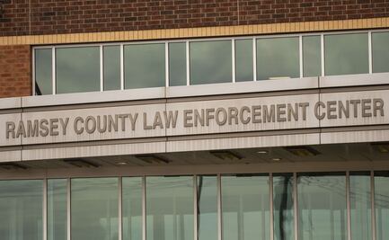 Penal de EU prohíbe a guardias afroamericanos tratar a acusado de matar a George Floyd