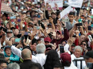 Crónica de una marcha desbordada; 5 horas de AMLO en su estado natural