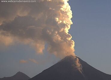 Volcán de Colima continúa con emisión de material incandescente