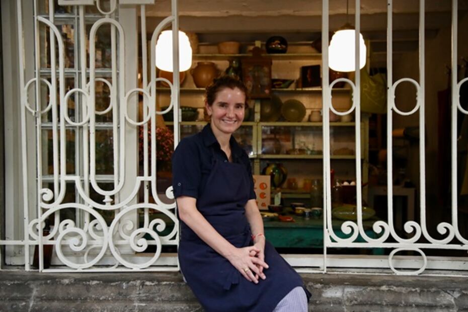 Elena Reygadas desde la ventana de su tienda de souvenirs.