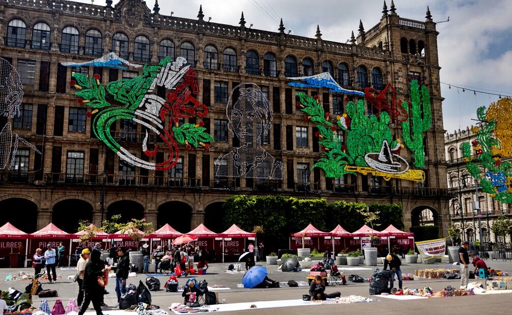 Ambulantes que ofrecen diversos artículos para turistas se mantienen instalados en distintos puntos de las inmediaciones de la plancha del Zócalo, sobre todo los fines de semana, el 22 de septiembre de 2025. . Foto: Hugo Salvador/EL UNIVERSAL