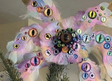FOTOS: Ángeles "bíblicamente precisos" coronan árboles de Navidad en Tennessee