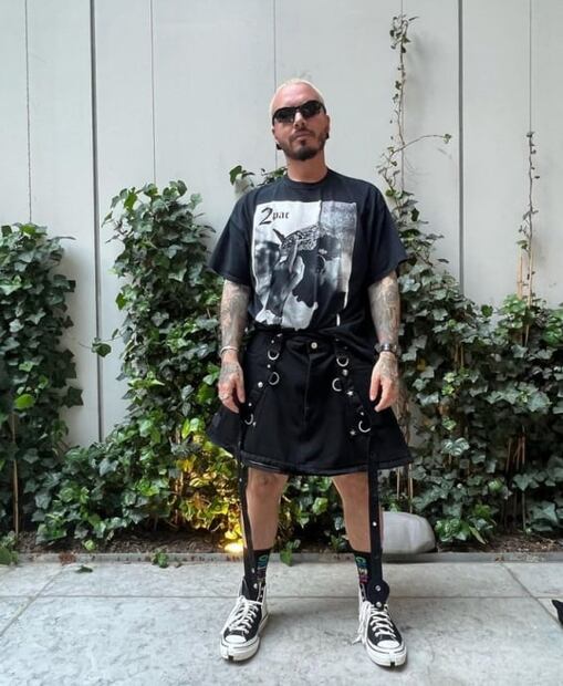 J Balvin enciende Instagram con su look en minifalda