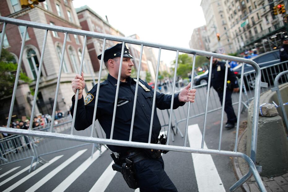 Oficiales de la policía de Nueva York colocaron vallas cerca de la Universidad de Columbia.Foto:  KENA BETANCUR / AFP