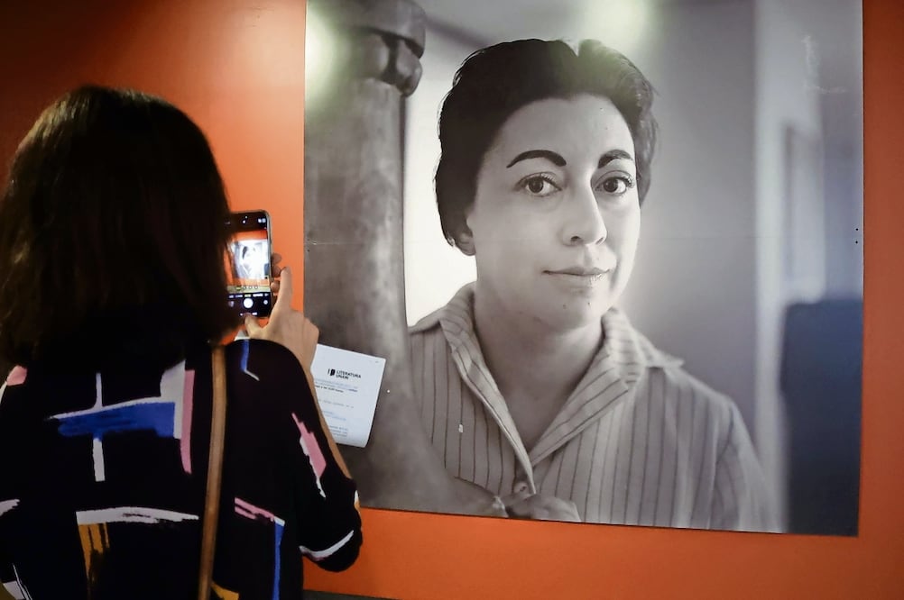 Rosario Castellanos en la exposición de su archivo. ARCHIVO EL UNIVERSAL