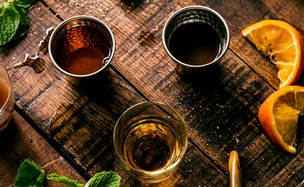 Prepara cocteles con ron para celebrar