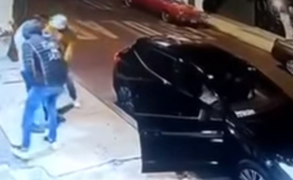 Captan robo de dos vehículos a hombre acompañado de bebé en Azcapotzalco