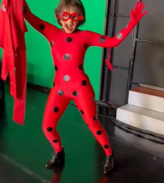 Pati Chapoy se quita la falda y causa sensación con su disfraz de LadyBug