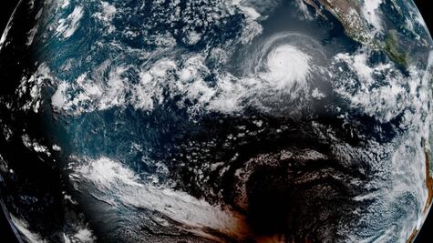 Captan al mismo tiempo sombra del eclipse solar y el remolino de un huracán