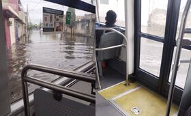 Trolebús de la ruta 11 circula entre aguas negras por inundaciones en Chalco; servicio continúa de manera normal