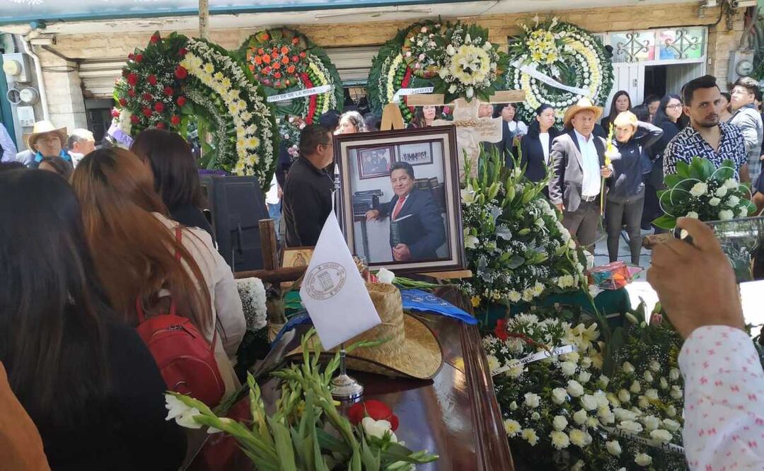 Después de la misa de cuerpo presente el ataúd fue cargado por ocho amigos del notario para subirlo a la carroza, el cuerpo fue trasladado a un panteón ubicado en la alcaldía capitalina de Xochimilco para ser inhumado. Foto: Emilio Fernández. EL UNIVERSAL