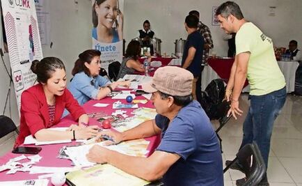 ¿En qué actividades económicas trabajan más mujeres que hombres?