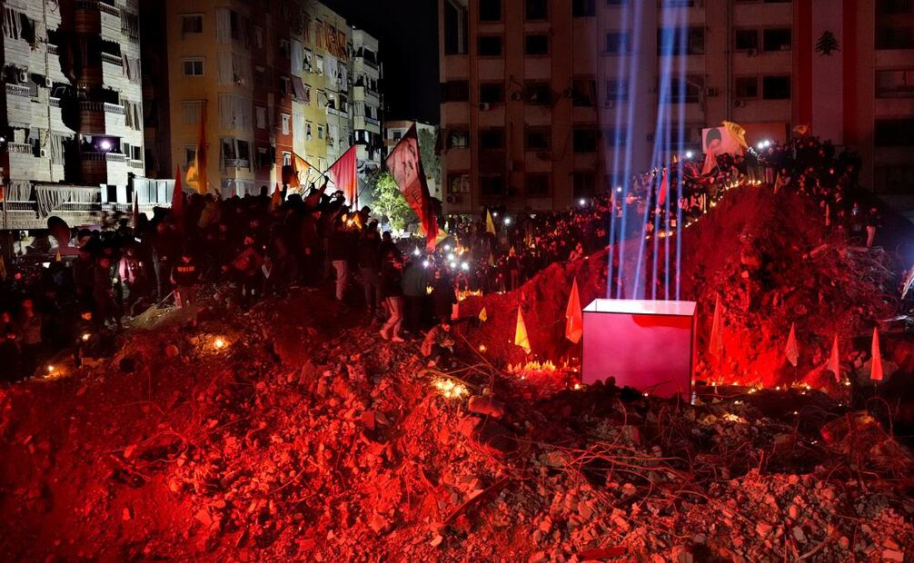 Miles de personas rindieron homenaje al líder de Hizbulá, Hasán Nasrala, asesinado el 27 de septiembre en un bombardeo israelí con bombas antibúnker en Beirut. Foto: AP