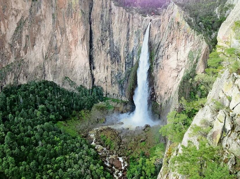 A la cascada llega agua que desemboca del río Basaseachi, el cual se localiza en el municipio de Ocampo. Sin embargo, debido a que todos los ríos de la entidad están secos, no ha caído agua en esa zona. Foto: Javier Bonilla