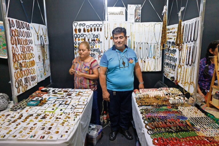 Marco Antonio Vázquez se dedica al ámbar en Simojovel, Chiapas; dice que sólo se presenta en ferias privadas y en Expo Ámbar, en la CDMX. Foto: Yaretzy Osnaya | El Universal