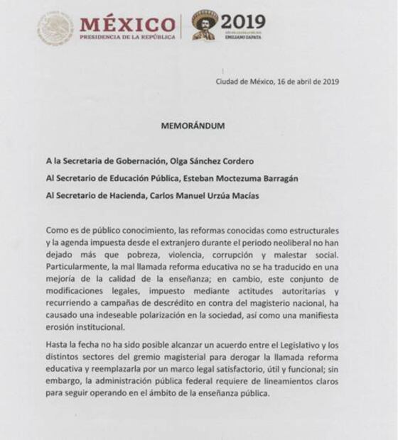 AMLO firma memorándum para frenar reforma educativa de Peña Nieto