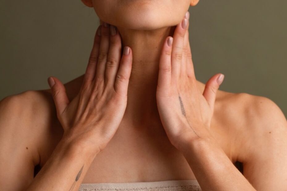 El descuido del cuello acelera su envejecimiento. Foto: Freepik