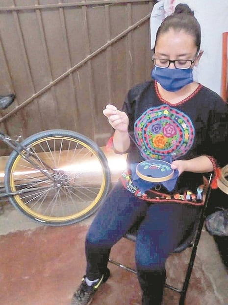 Manos mexicanas dan color a cubrebocas