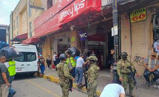 Decomisan playeras apócrifas de la Selección Mexicana en el Centro Histórico; cierran accesos a plaza comercial