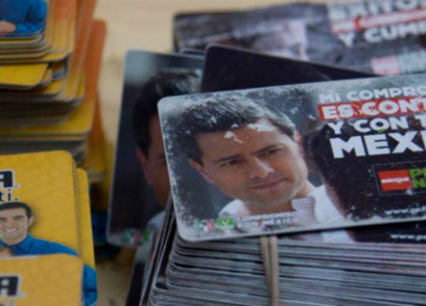 ¿Entregar tarjetas en campañas electorales es legal?