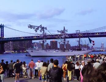 Trasladan el Buque Escuela Cuauhtémoc a muelle de NY para reparación; la embarcación mexicana chocó contra el puente de Brooklyn