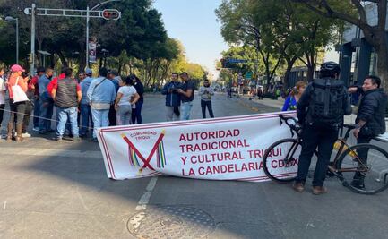 Artesanos de la Alameda Central bloquean Avenida Juárez; exigen la colocación de 120 espacios para vender que se les prometió