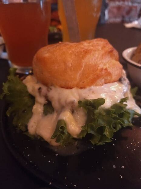 Esta hamburguesa chilanga trae suadero, salsa de pápalo y cuaresmeños asados