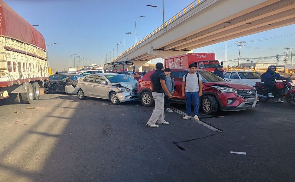 ¡Aparatoso accidente! Choque múltiple en Ecatepec; camión sin frenos impacta 11 vehículos y deja nueve heridos. Foto: Especial