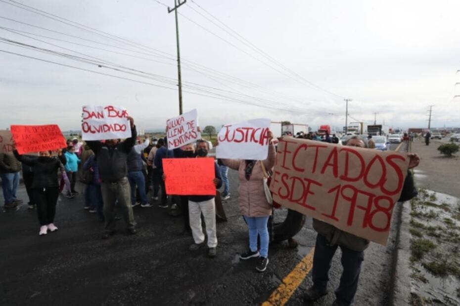 Bloquean por más de dos horas carretera Naucalpan-Toluca; denuncian amenazas de despojo de terrenos 