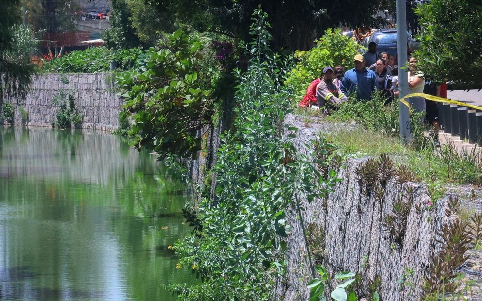 El cuerpo de una mujer fue encontrado flotando en el Canal Nacional en las inmediaciones del pueblo de Culhuacán, alcaldía de Coyoacán, el 5 de agosto de 2025. Foto: Luis Camacho/EL UNIVERSAL