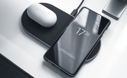 ¿Te quedaste sin pila? Así puedes pasar batería de un celular a otro