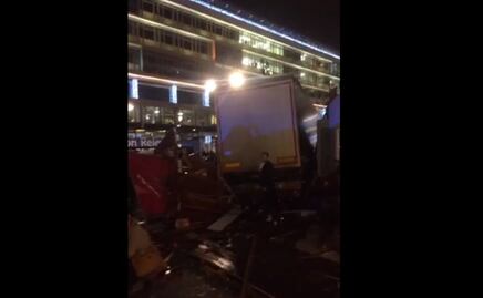 Camión atropella a varias personas en mercado navideño de Berlín