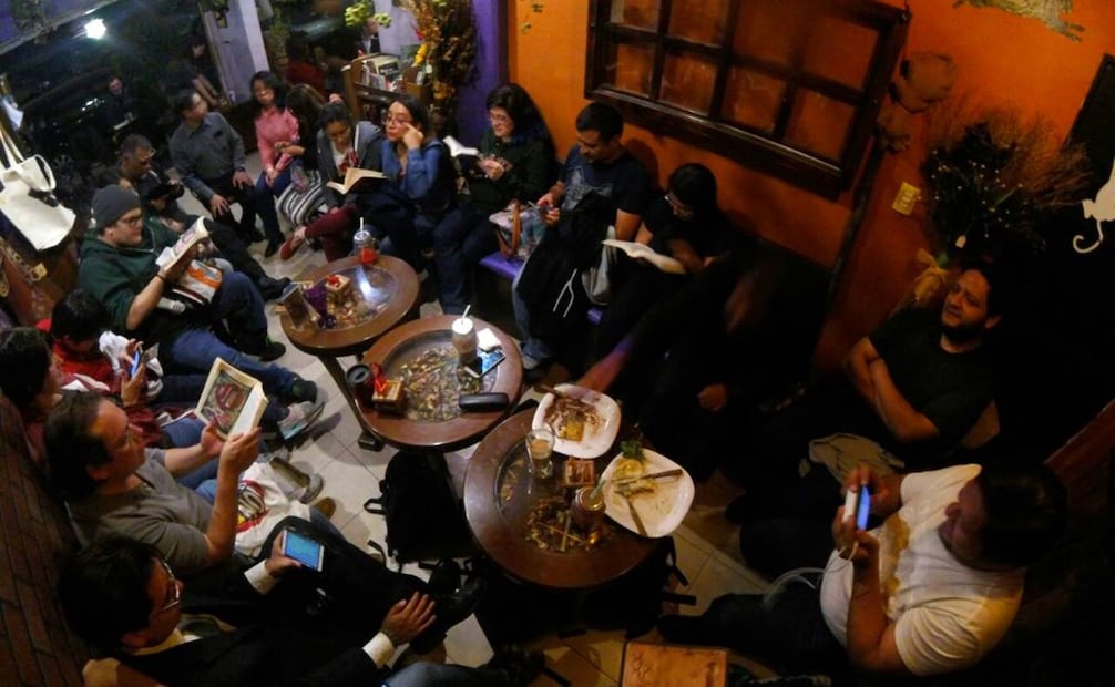 Décadas atrás, quienes no contaran con libros de Tolkien dependían de compartir el ejemplar de alguien más en las reuniones de la STMAC. Hoy los archivos PDF hacen más accesible el material de lectura, como se ve en algunos asistentes que leen desde sus celulares. Foto: Sociedad Tolkiendili de México A.C.