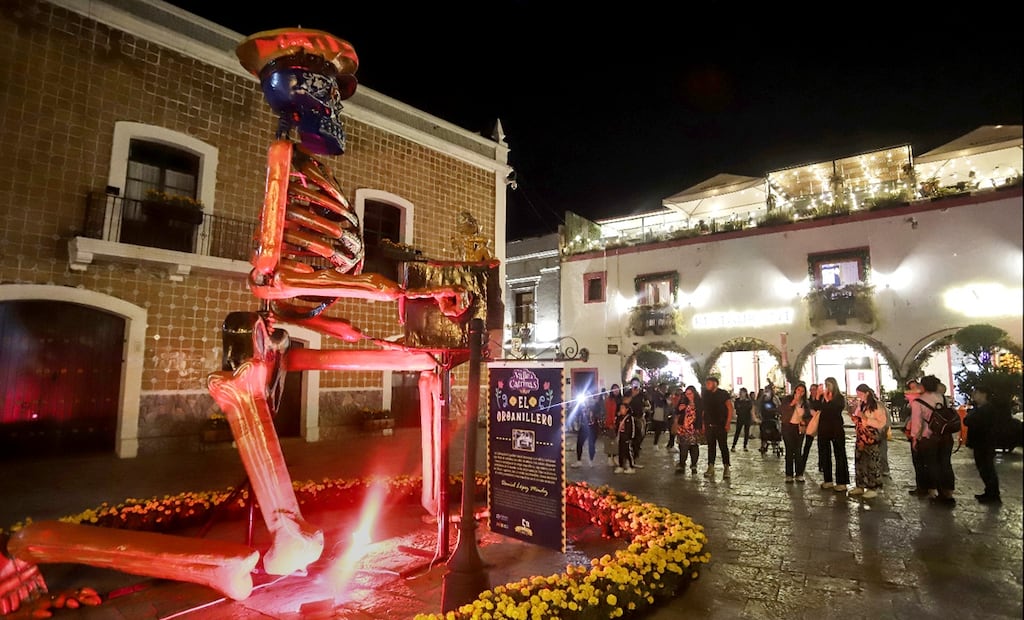 Personas observan una de las 17 calaveras monumentales que se exhiben en el municipio de Atlixco, Puebla, como parte de las celebraciones por el Día de Muertos 2025. Foto: EFE